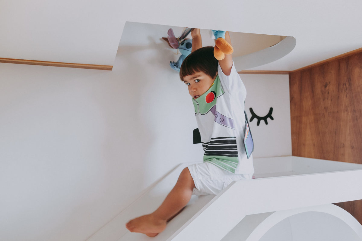 menino de 2 anos desce em cama escorrega