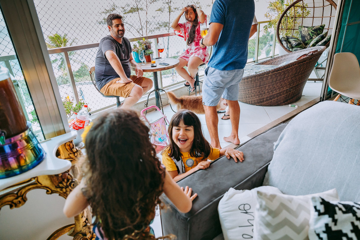 meninas brincam animadamente em sala de apartamento no recreio durante festa de aniversario