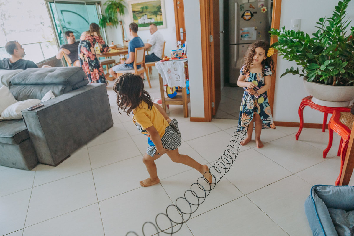 duas meninas brincam com mola maluca