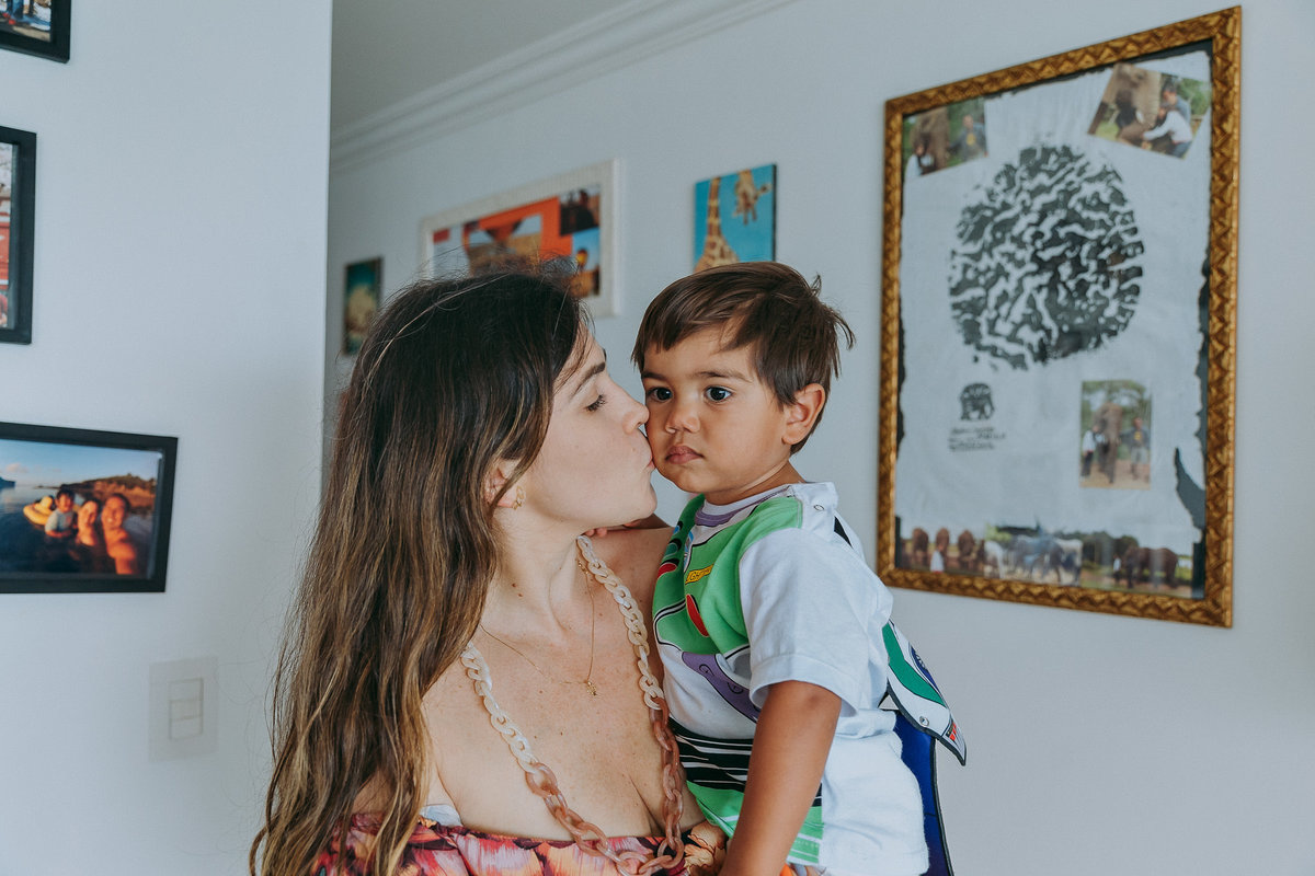 mae beija a bochecha de filho sonolento fantasiado de buzz lightyear