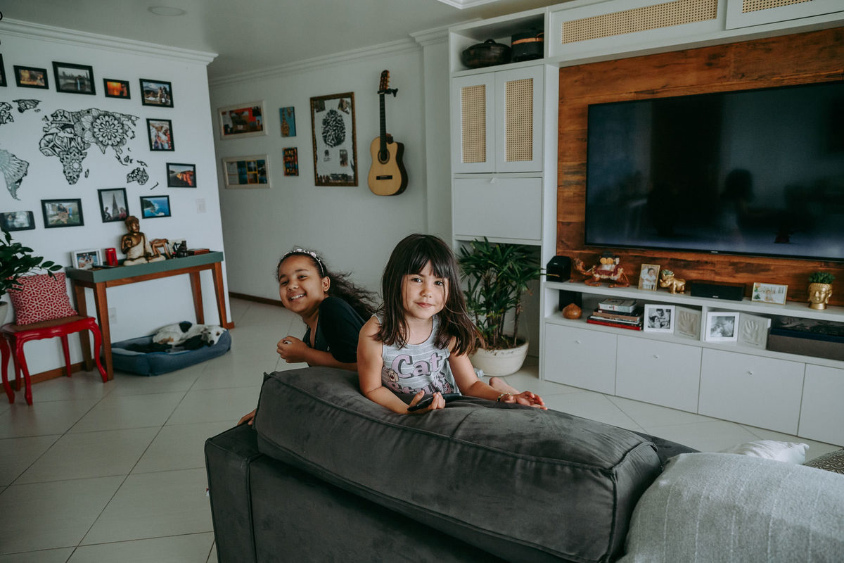 Fotografia documental de festa infantil rj meninas no sofá