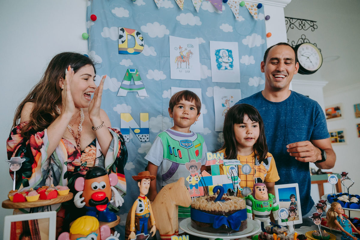 familia na hora do parabens em festa em casa com tema toy story