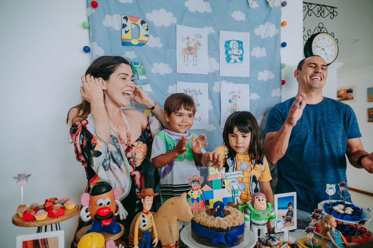 Família cantando parabens em festa em seu apartamento no Recreio dos Bandeirantes