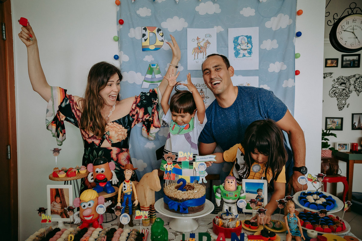 familia comemora animadamente o parabens do filho de 2 anos em festa em casa durante a pandemia