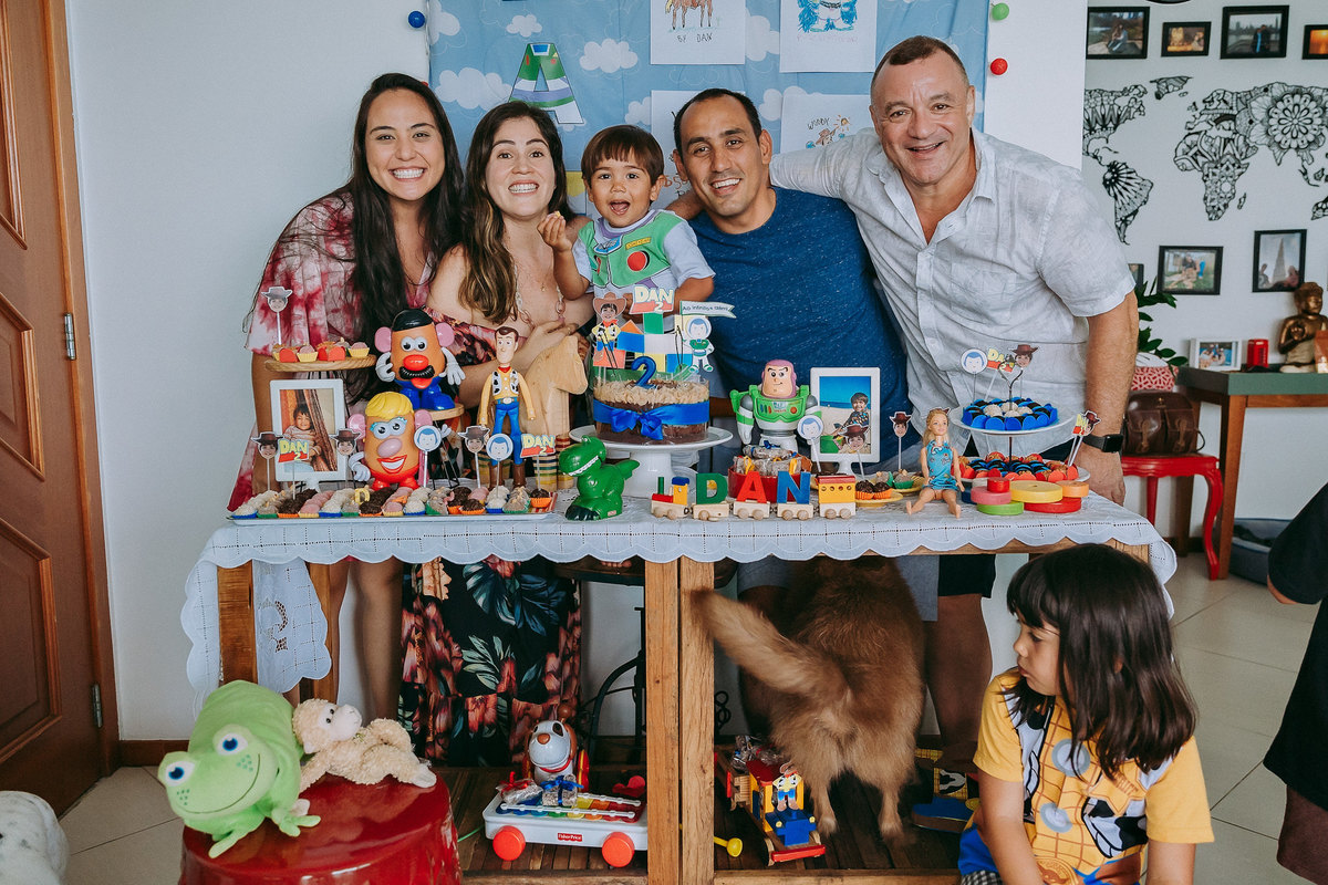 padrinhos e os pais posando com o aniversariante de 2 anos em festa em casa
