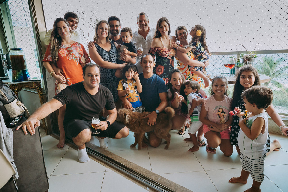 amigos juntos fazendo pose pra foto da festa de aniversario no recreio dos bandeirantes