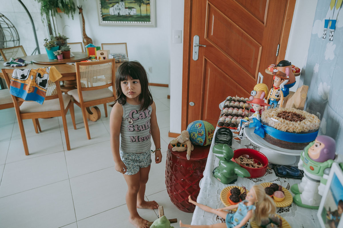 foto documental de menina em seu apartamento durante a arrumação da festa de aniversario de seu irmao
