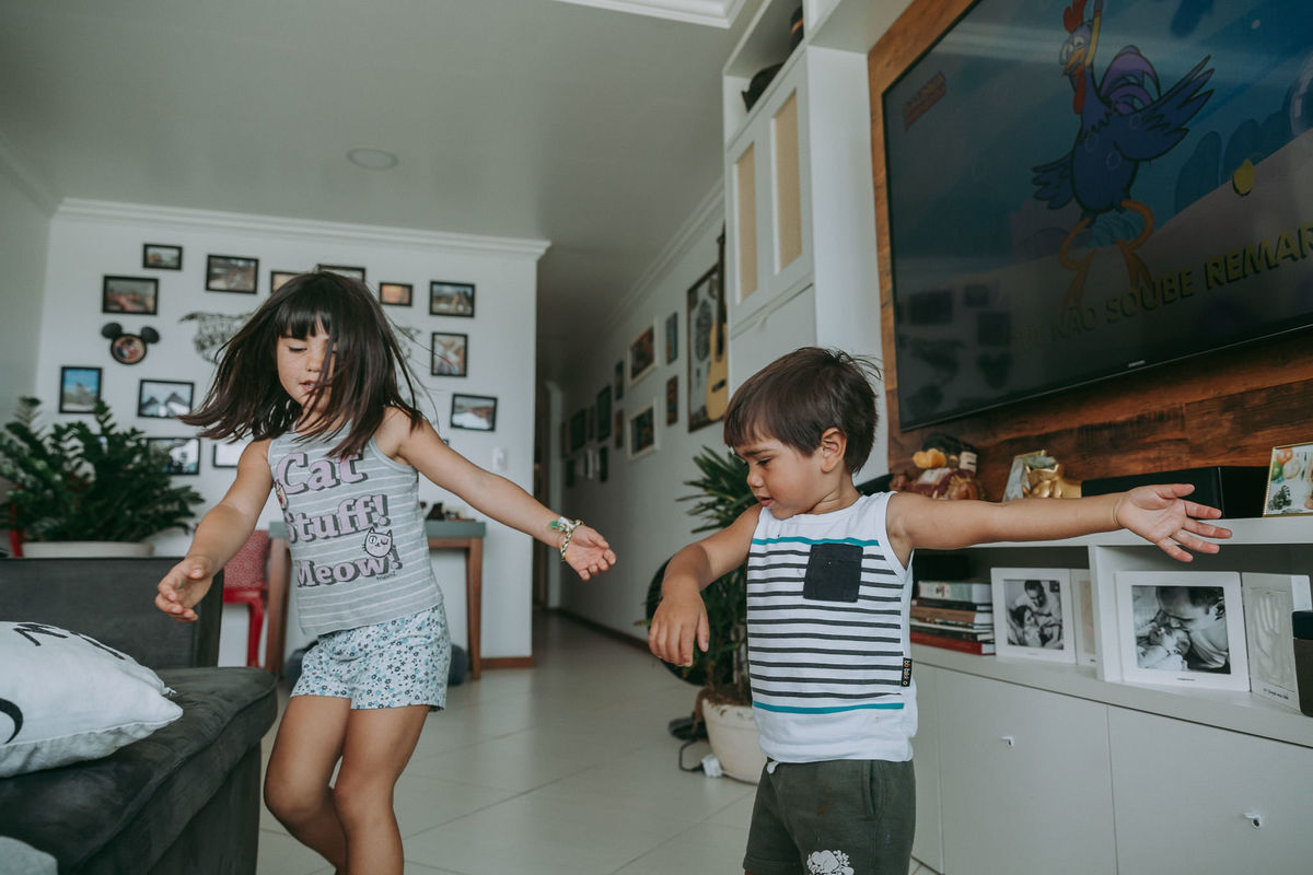 foto documental de irmão rodando na sala de casa
