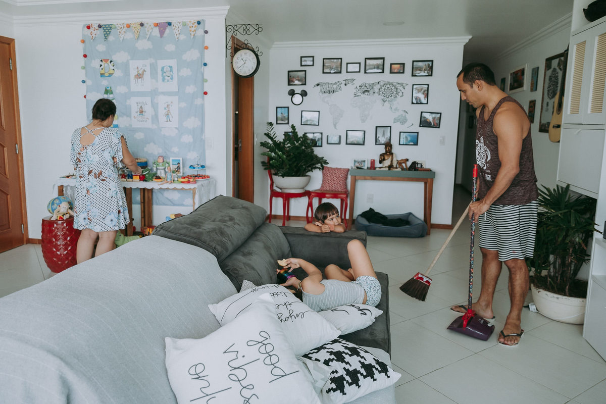 foto de familia arrumando a casa