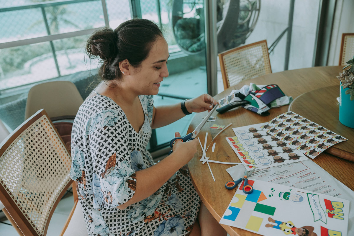 tia madrinha ajudando na montagem de festa de aniversario de afilhado de 2 anos no recreio dos bandeirantes