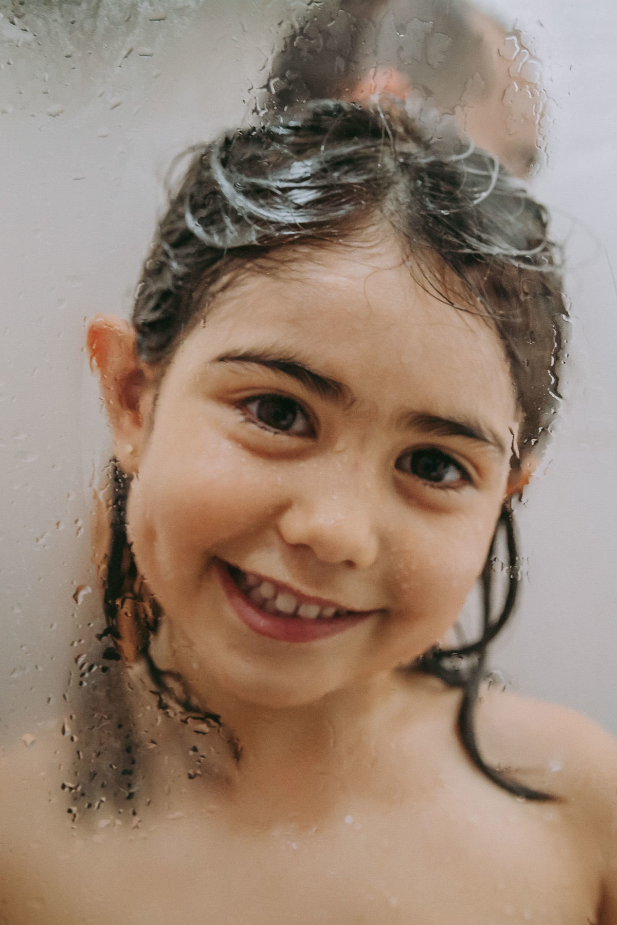 foto do rosto de menina de 4 anos no banho