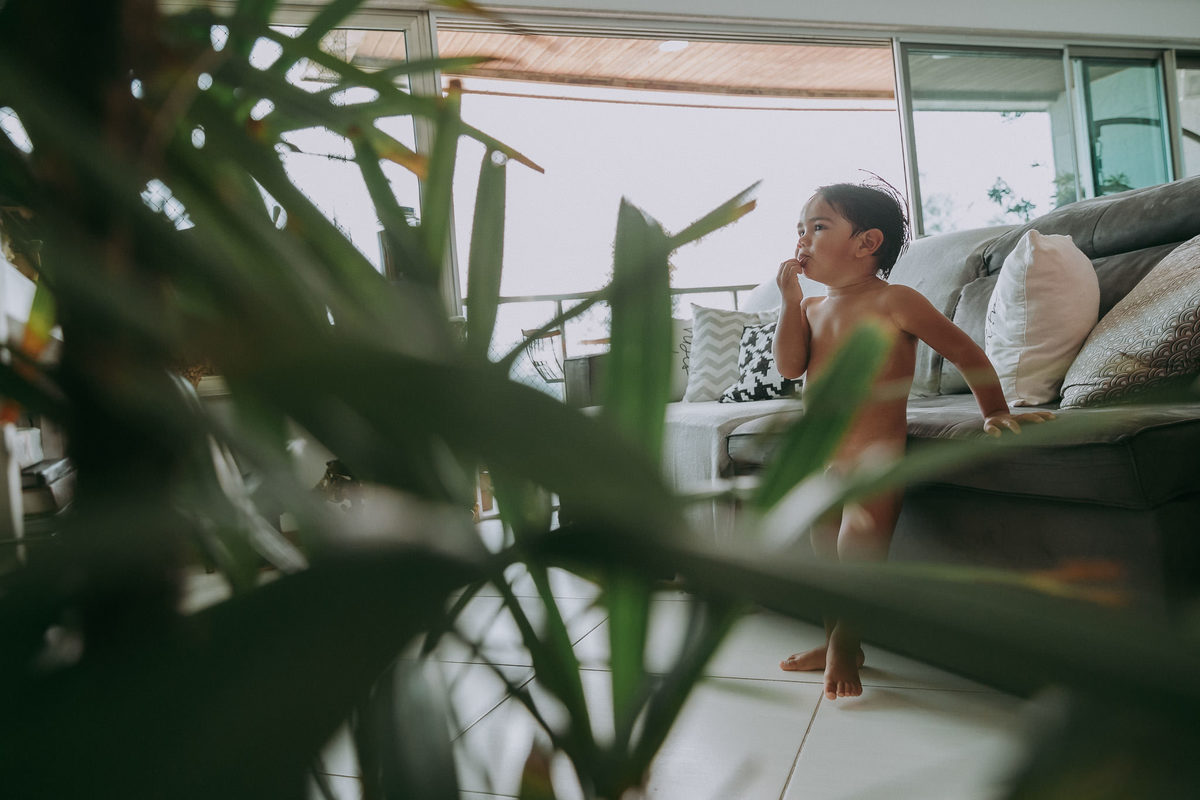 foto de menino olhando a tv 