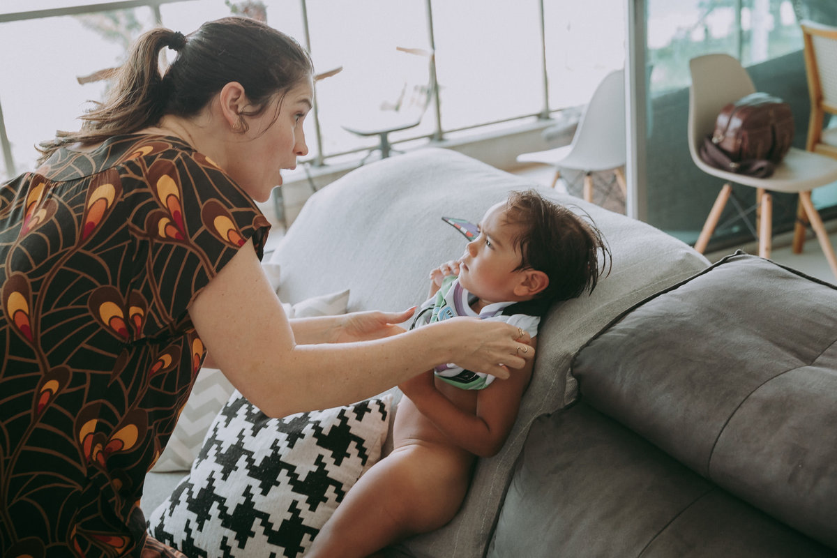 foto de mae vestindo o filho com a roupa do buzz lightyear