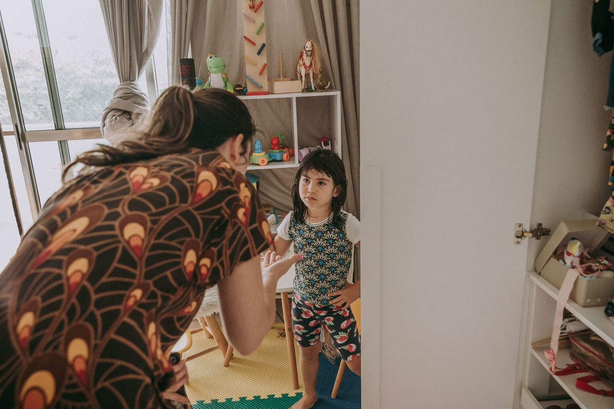 mae conversa com menina a repeito da roupa que deve usar na festa