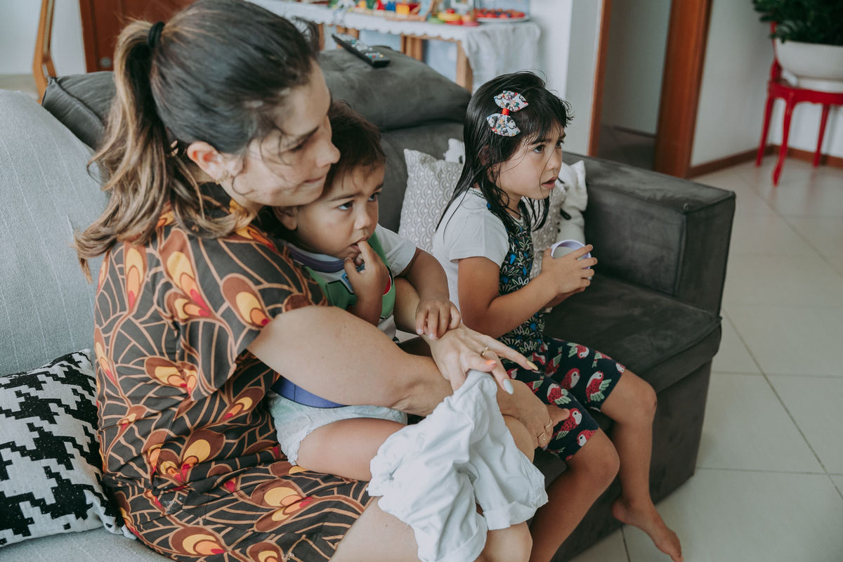 mae arruma seus dois filhos para festa de aniversario