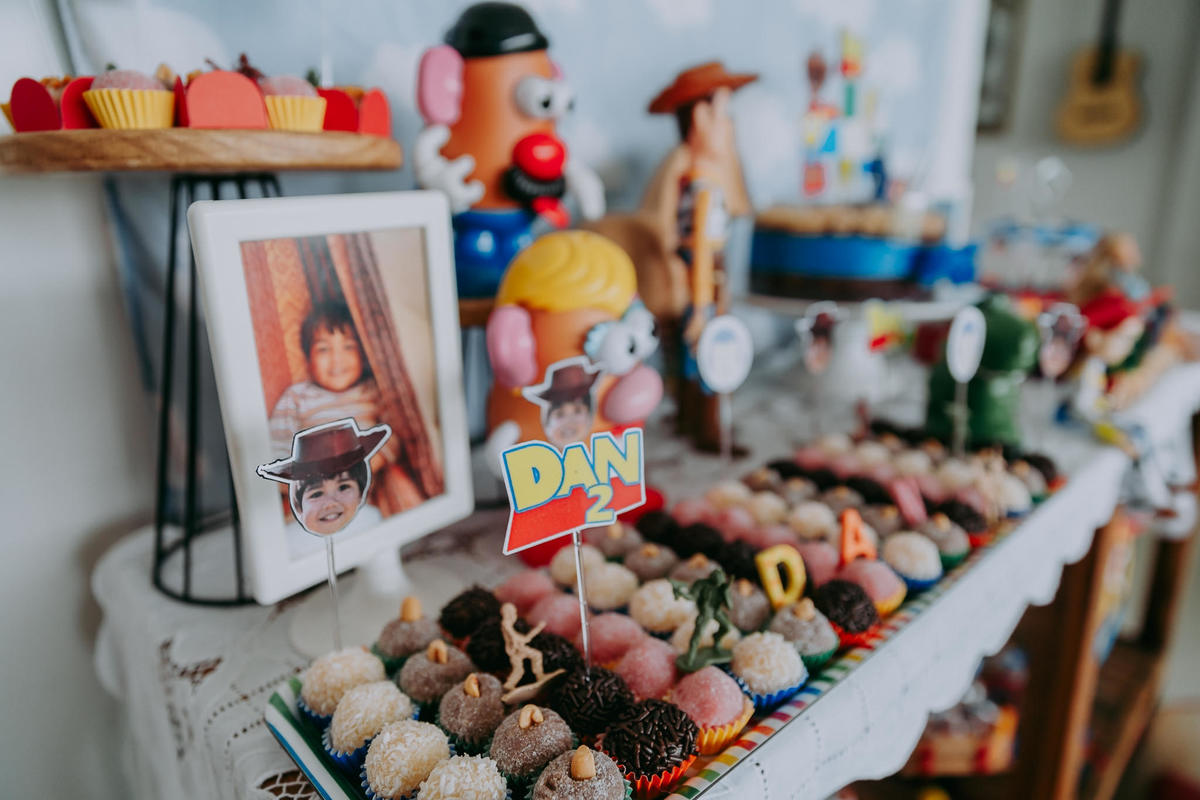 detalhe da decoração com tag com nome do aniversariante tema toy story