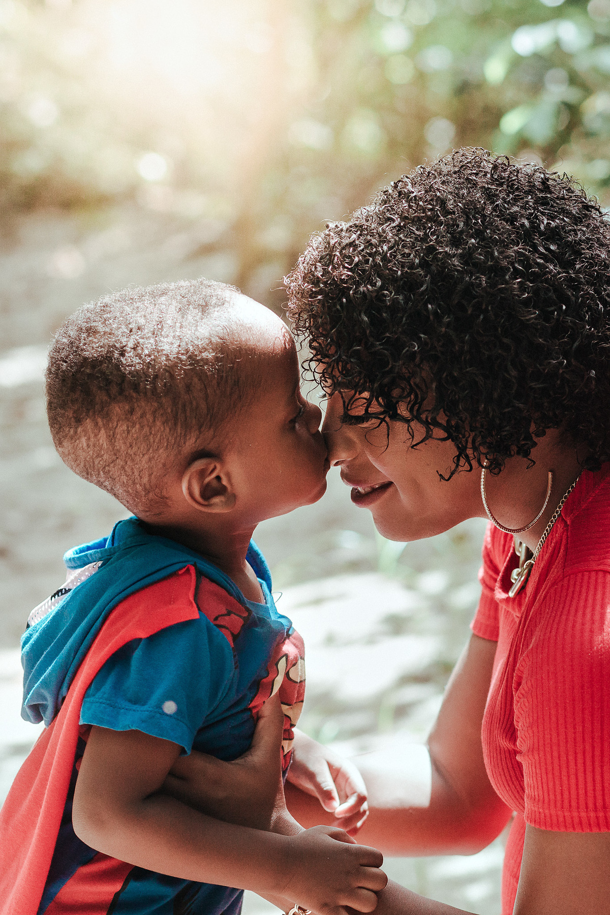 filho de 2 anos beija a ponta do nariz da mae em ensaio gestante no rj