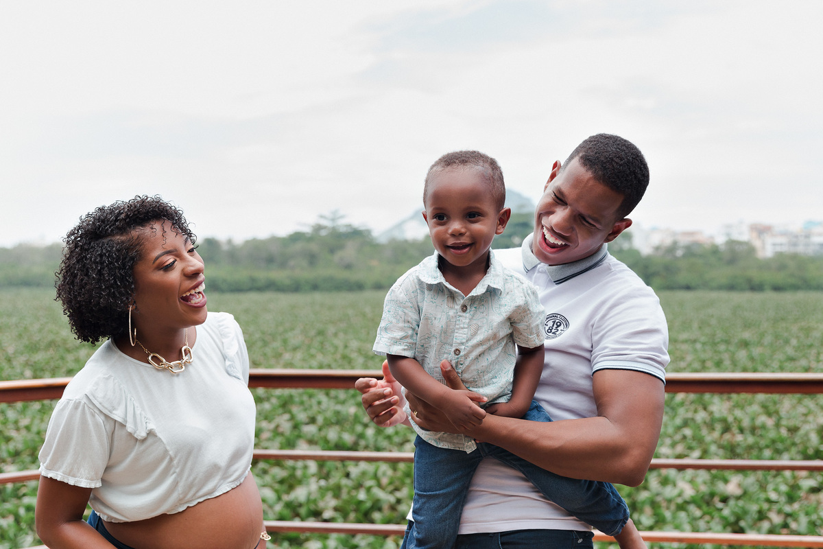 mae pai e filho sorriem enquanto fazem ensaio fotográfico no rj