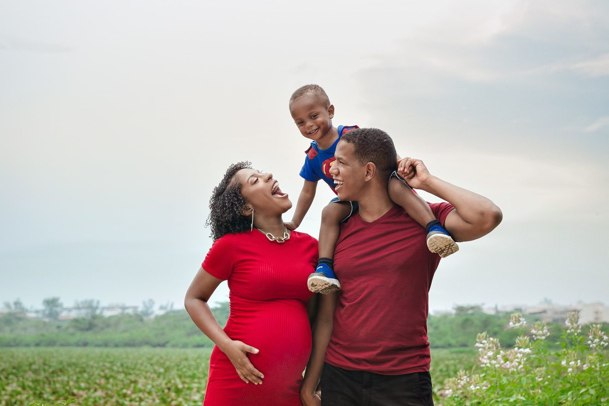 familia sorri e interage entre eles durante ensaio gestante no parque chico mendes rj