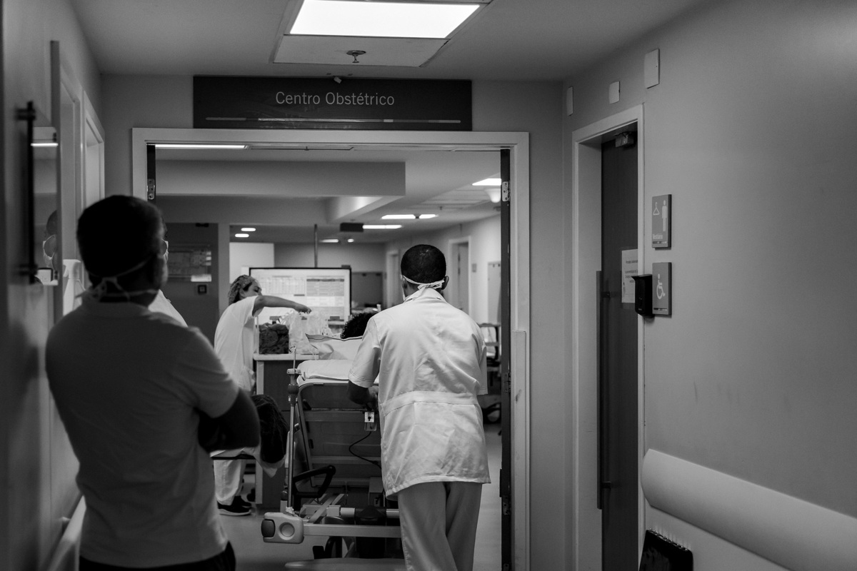 foto preto e branco de entrada do centro obstétrico da perinatal da barra rj