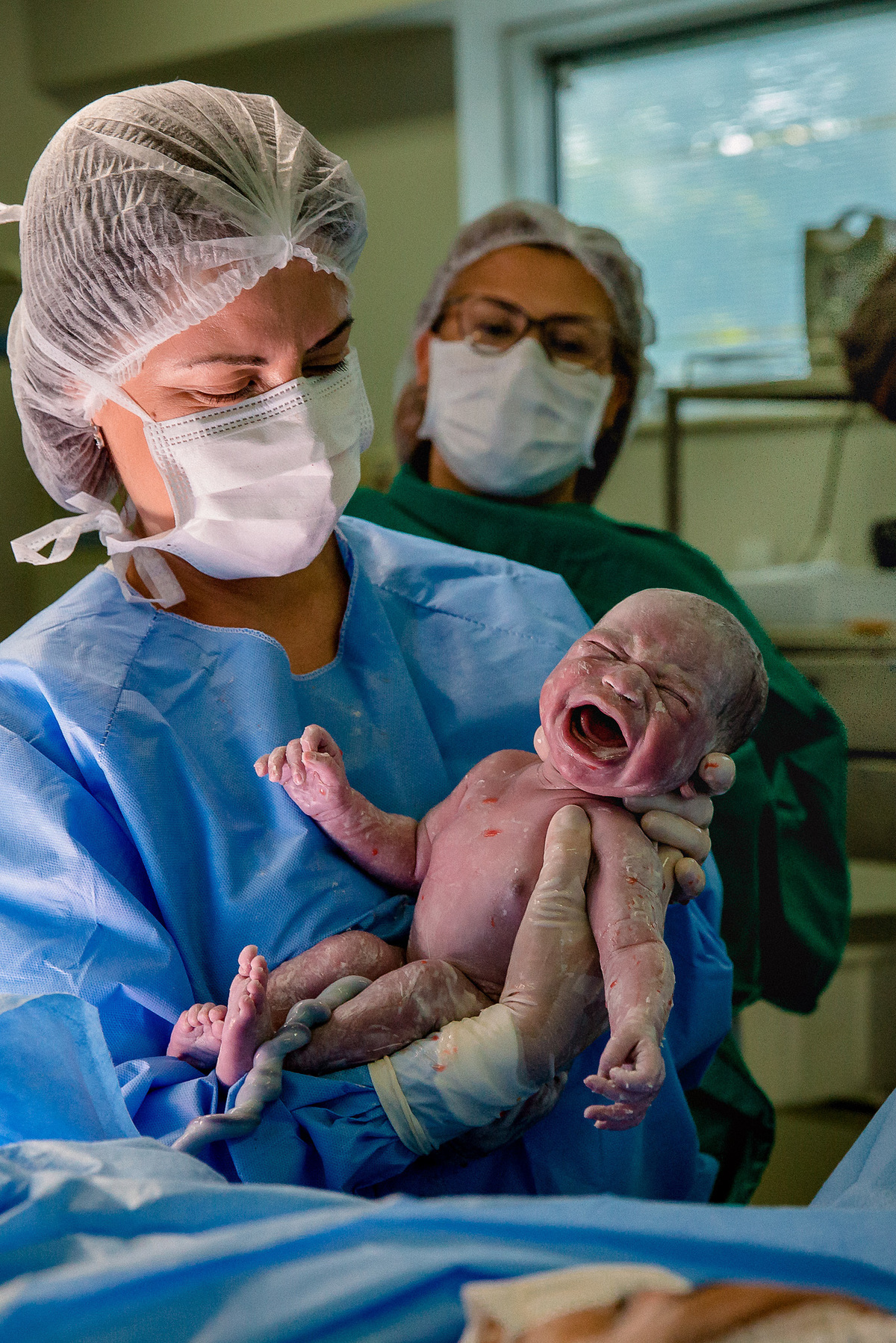 obstetra apresenta bebe