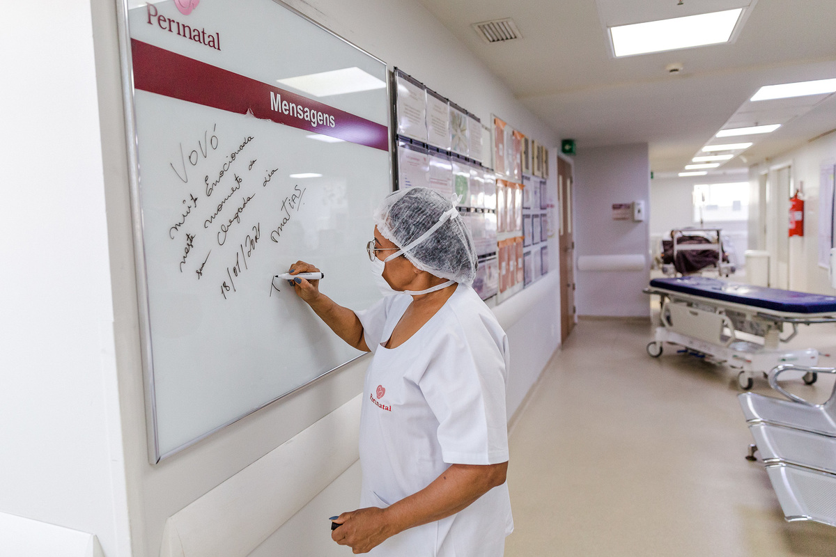 mae deixa sua mensagem de boas vindas ao neto em quadro de mensagem na perinatal da barra da tijuca