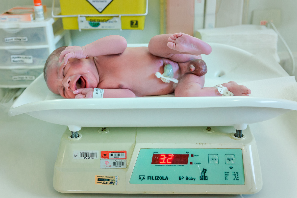pesagem do bebê no berçario da perinatal da barra da tijuca