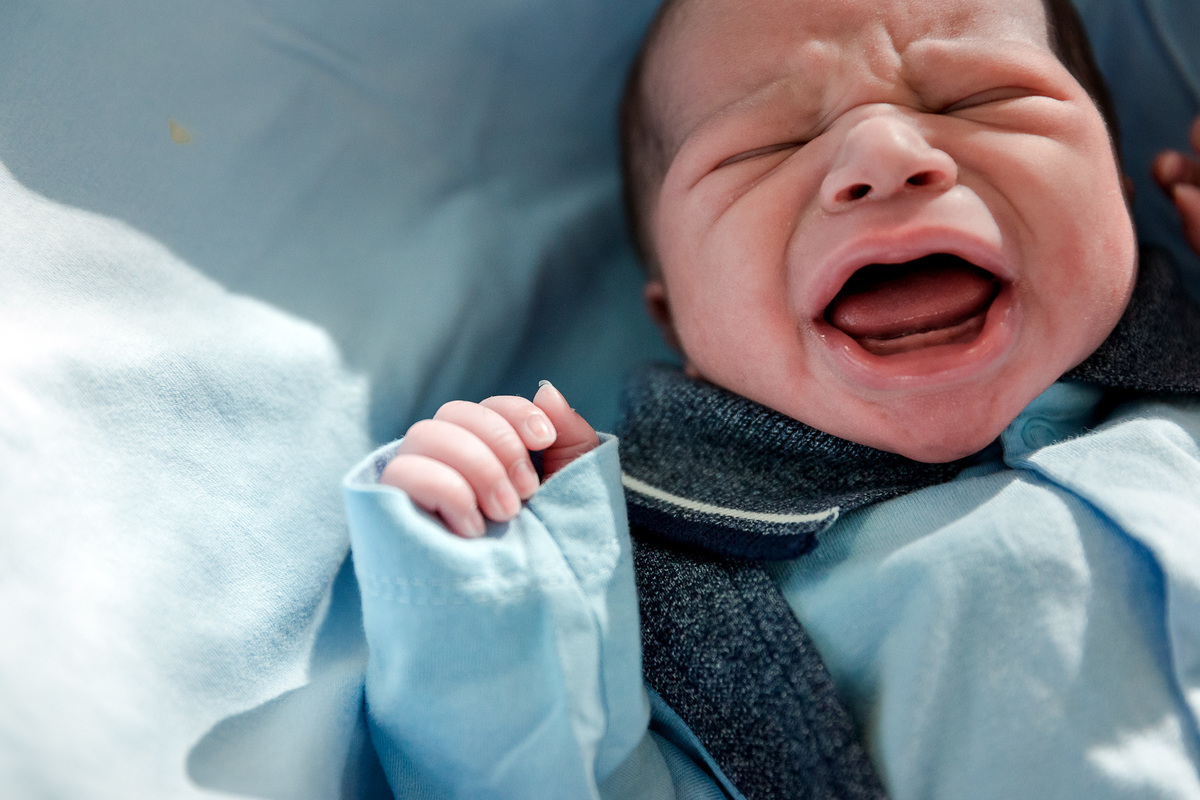 foto de bebê chorando no berçario da perinatal da barra da tijuca