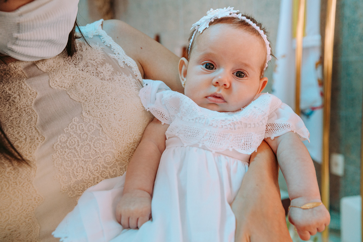 foto de menina em seu batismo na Paróquia São Marcelino de Champagnat
