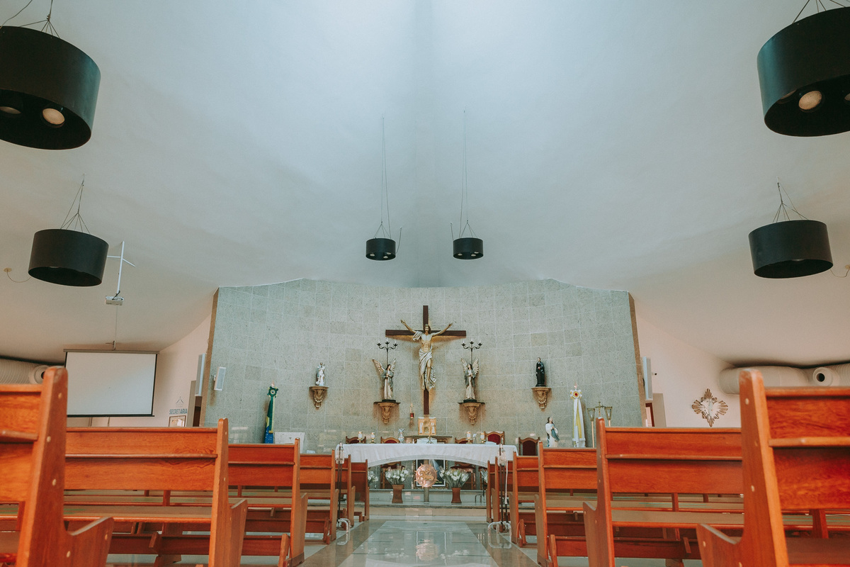 visao do altar visto por detras dos bancos da Paróquia São Marcelino de Champagnat