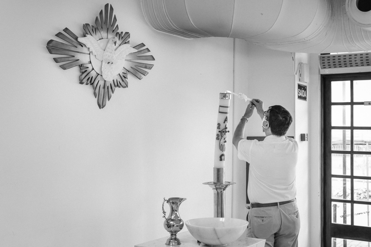 padrinho acende vela na Paróquia São Marcelino de Champagnat