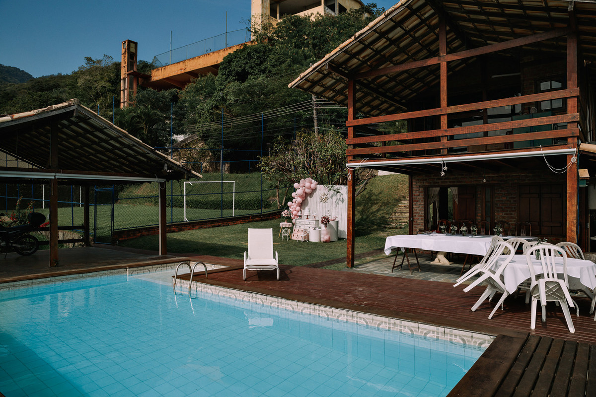 casa de madeira e com piscina