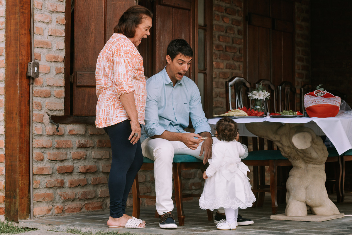 avó e pai de boca aberta conversam com criança