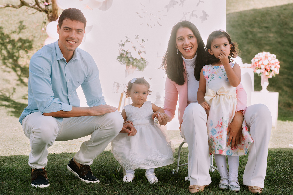 familia agachada posa para foto e, festa de batismo