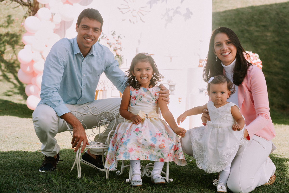 foto tradicional de familia em comemoração de batizado no rj