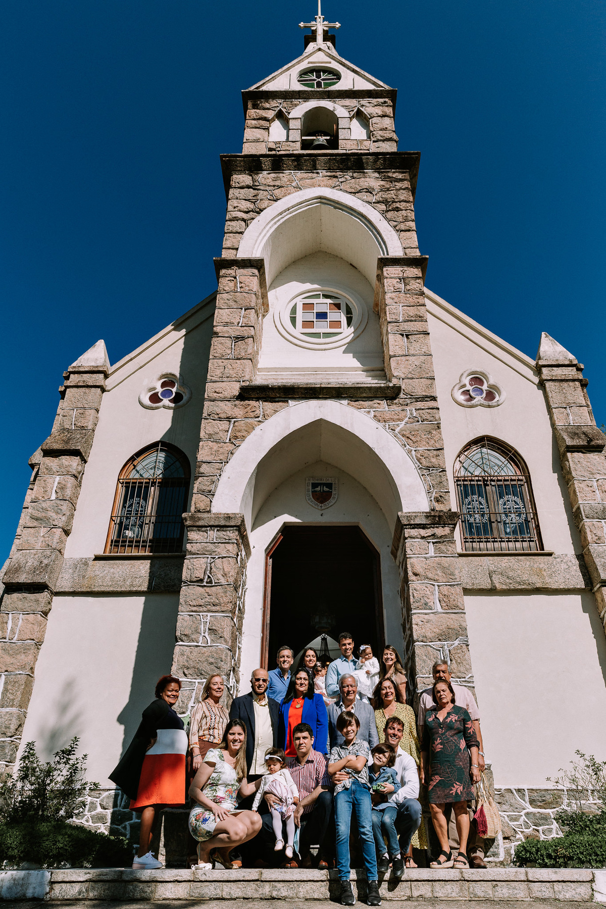 familia em frente a paroquia nossa senhora da luz no alto da boa vista