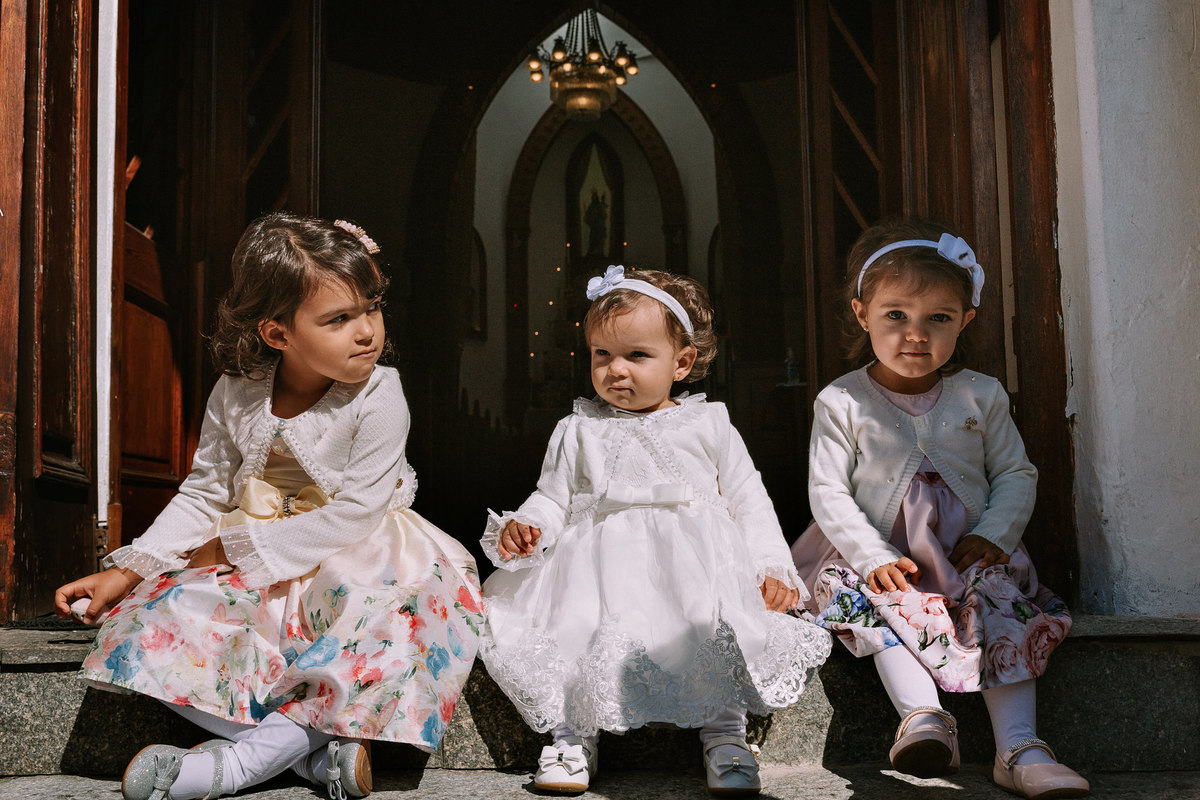 tres meninas de 3 anos em frente a paroquia nossa senhora da luz