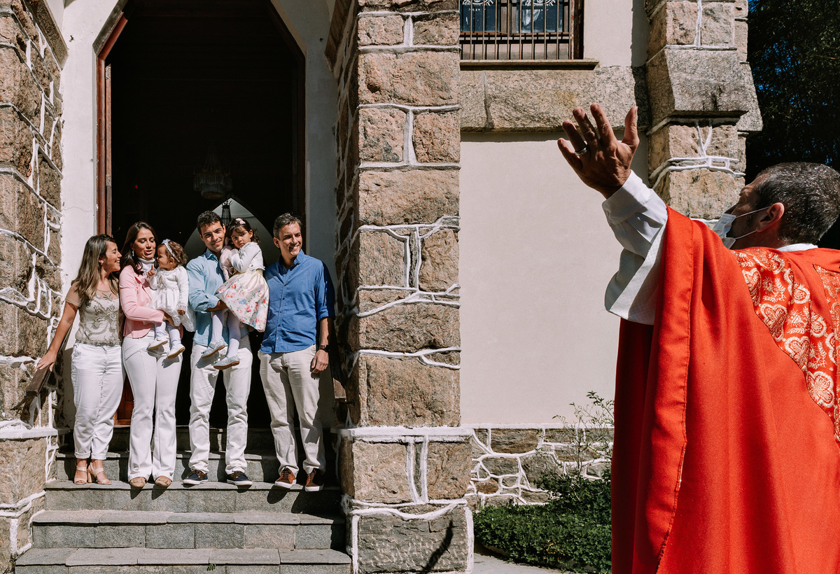padre abençoando familia antes do batismo na porta da igreja paroquia nossa senhora da luz