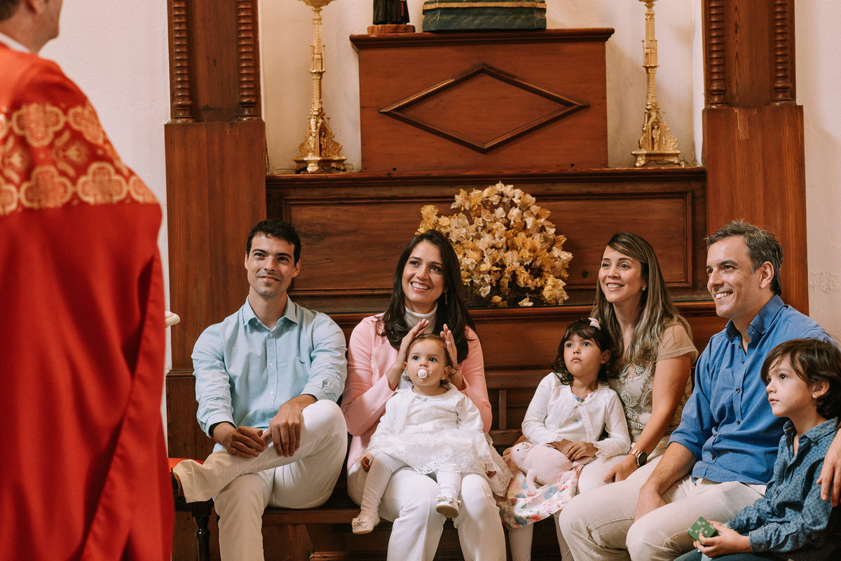 padre durante a cerimonia de batismo na paroquia nossa senhora da luz pregando para a familia