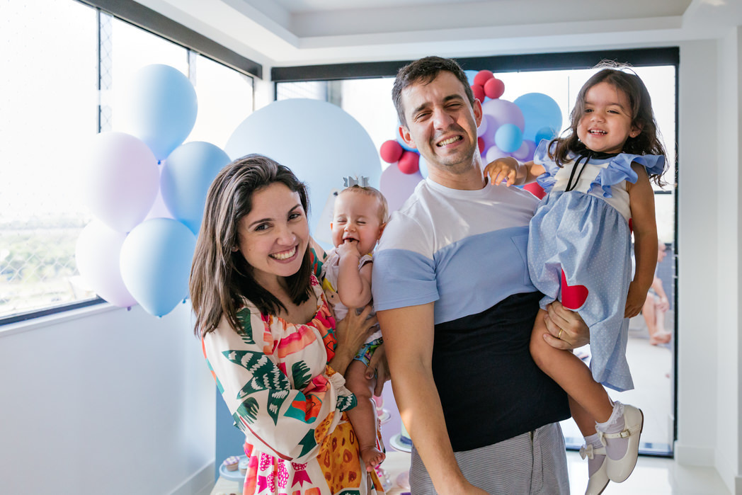 tios e prima com aniversariante