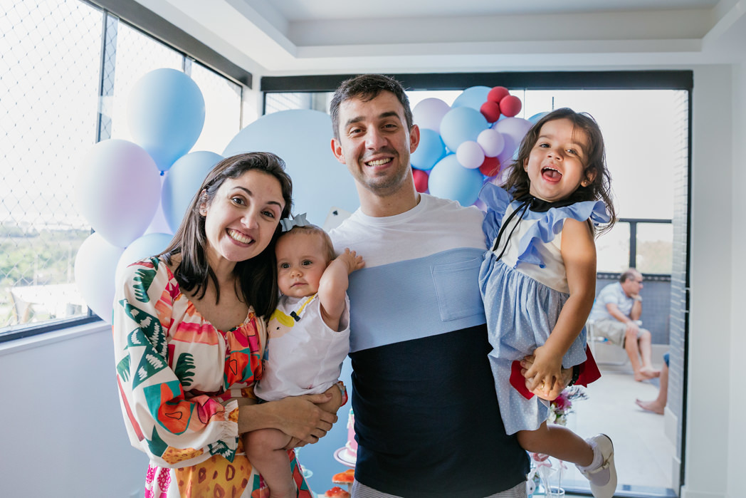foto posada de tios e prima com aniversariante