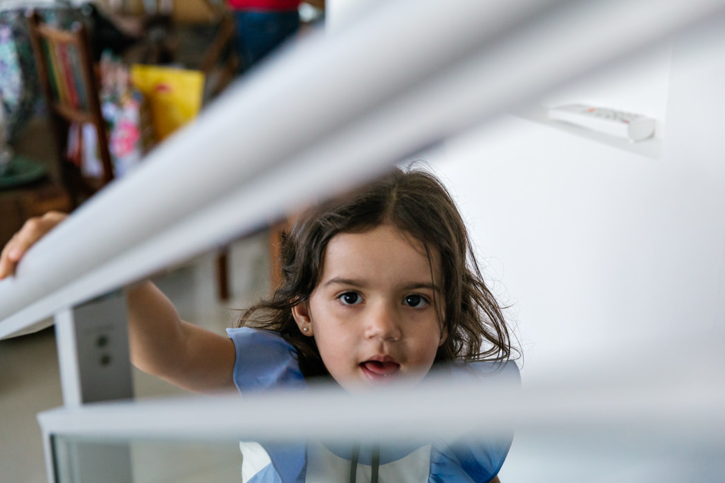 menina de tres anos sobe escada