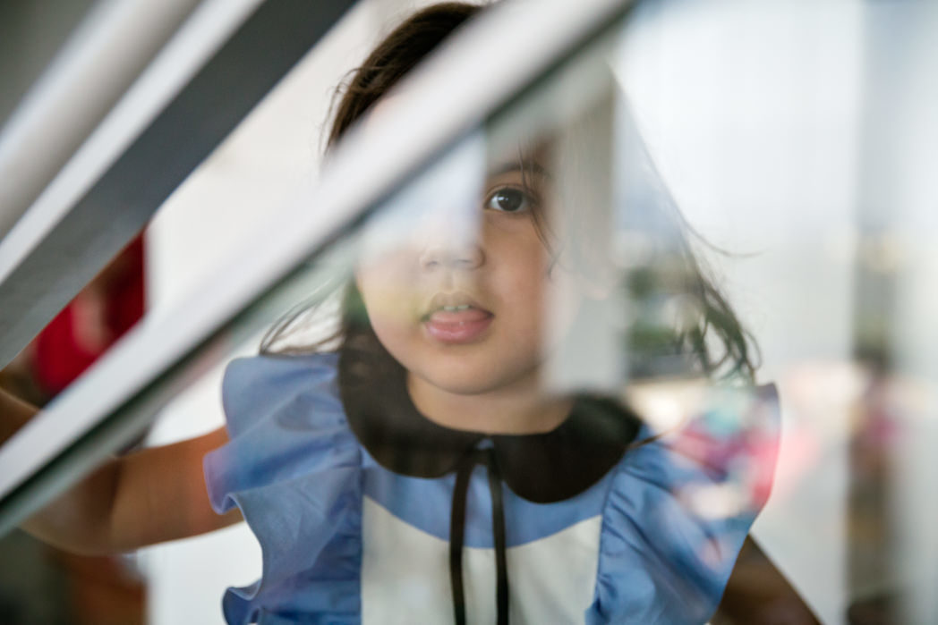 foto com reflexo de menina vestida de alice no pais das maravilhas