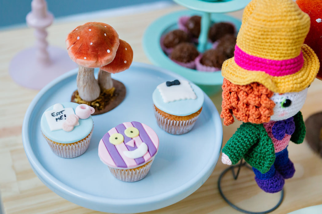 foto de cupcake decorados no tema alice no pais das maravilhas e aumigurumi do chapeleiro