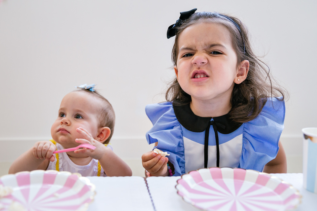 foto de duas crianças sentadas numa mesa baixa em festa de aniversario