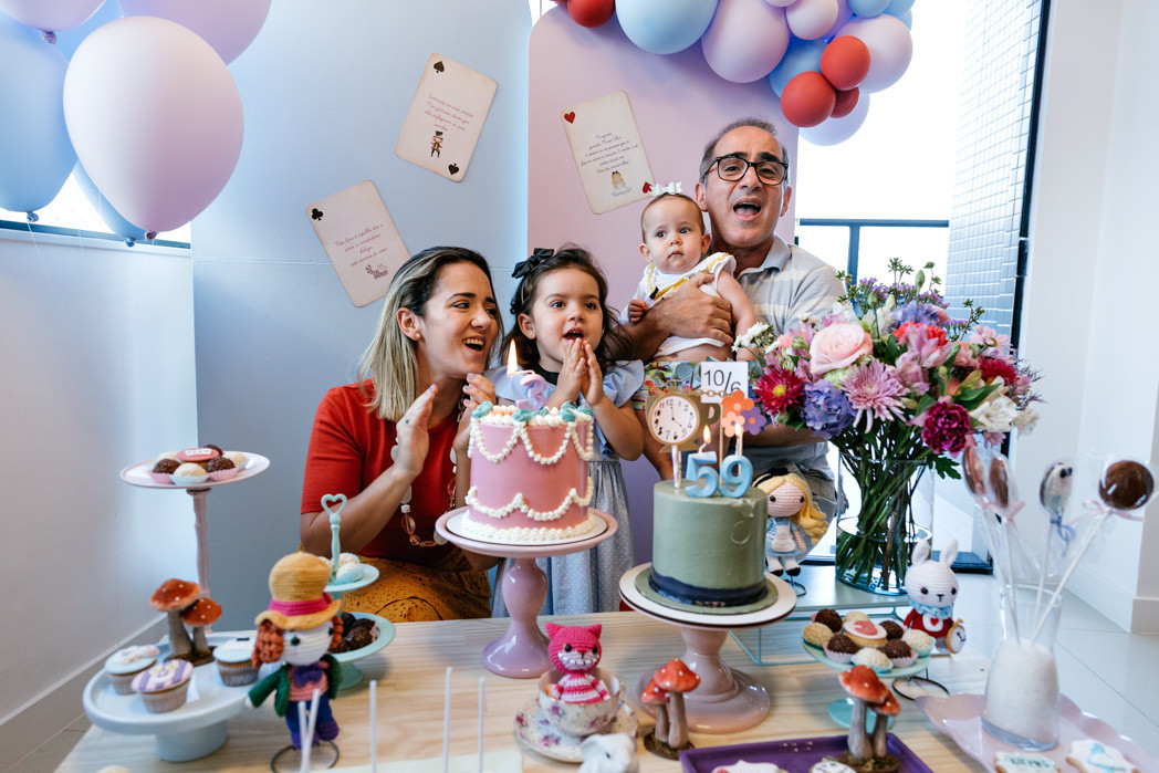 familia canta parabens em festa em casa  na barra da tijuca rj