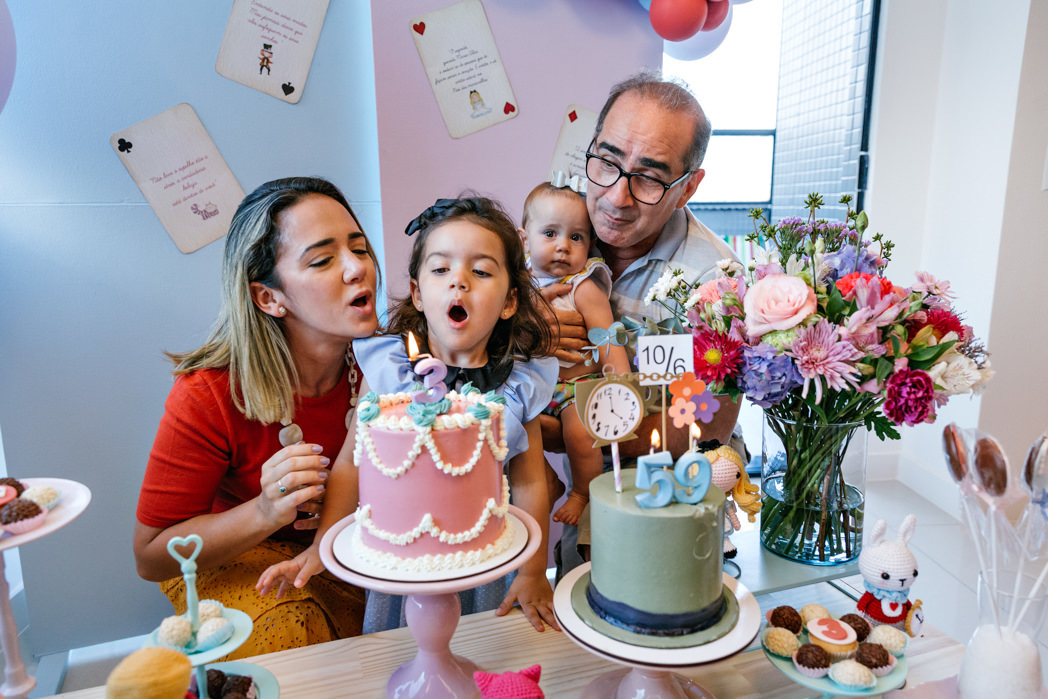 todos sopram a vela do bolo de tres anos de maria alice na barra da tijuca