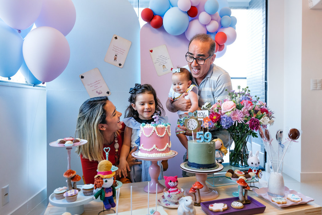 familia sopra as velas do bolo em festa de aniversario infantil na barra da tijuca