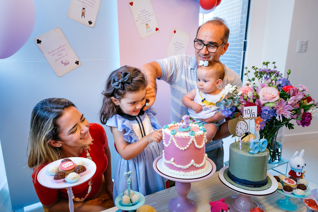 avô suja nariz de aniversariante com glace de bolo e todos riem