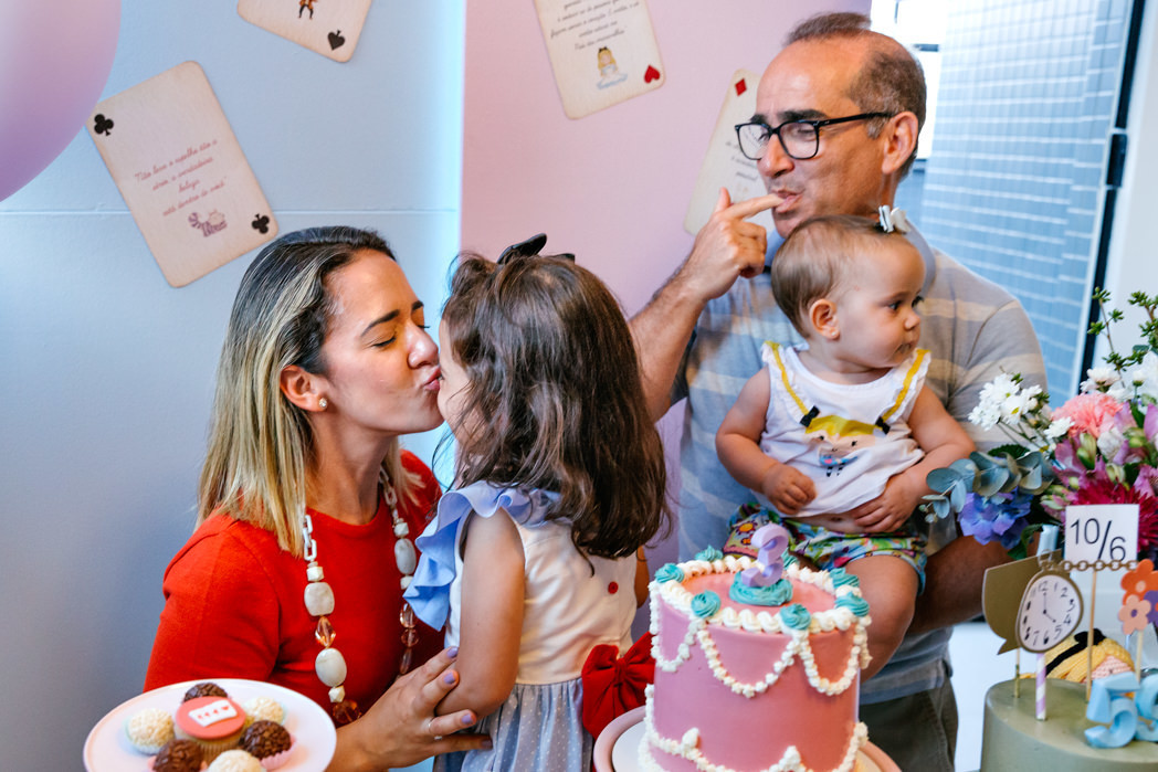 mae beija nariz de filha durante o parabens